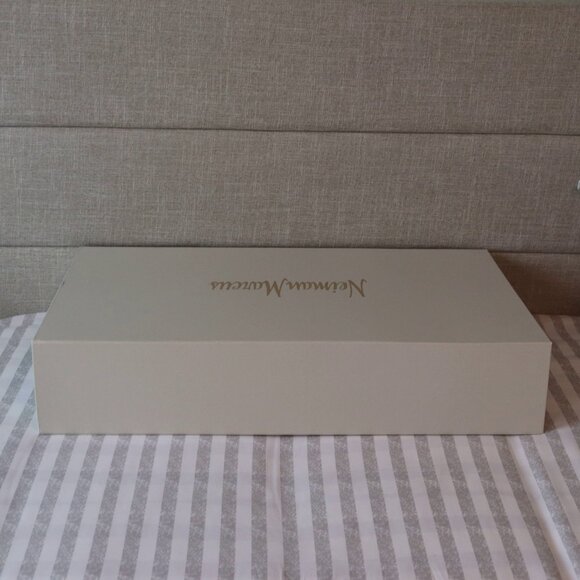 Neiman Marucs XL 27 x 17 Gift Box Oversize - Picture 7 of 13